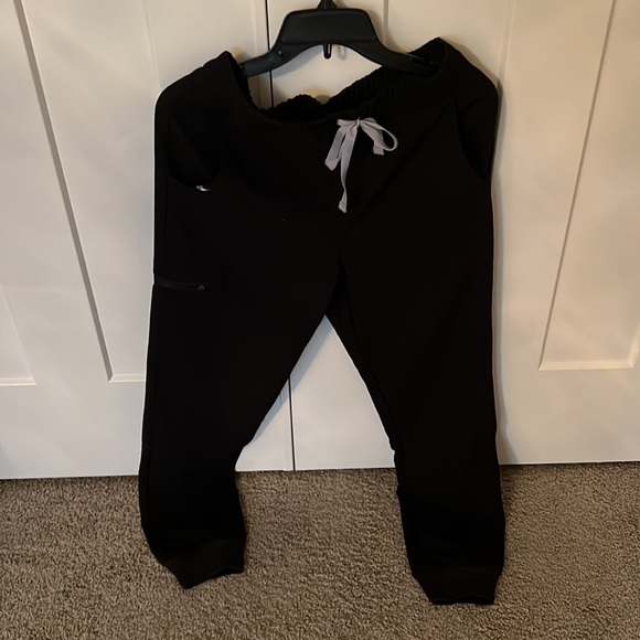 FIGS Scrubs Catarina™ One-Pocket Scrub Top, and Zamora™ Jogger Scrub Pants. - Picture 4 of 4